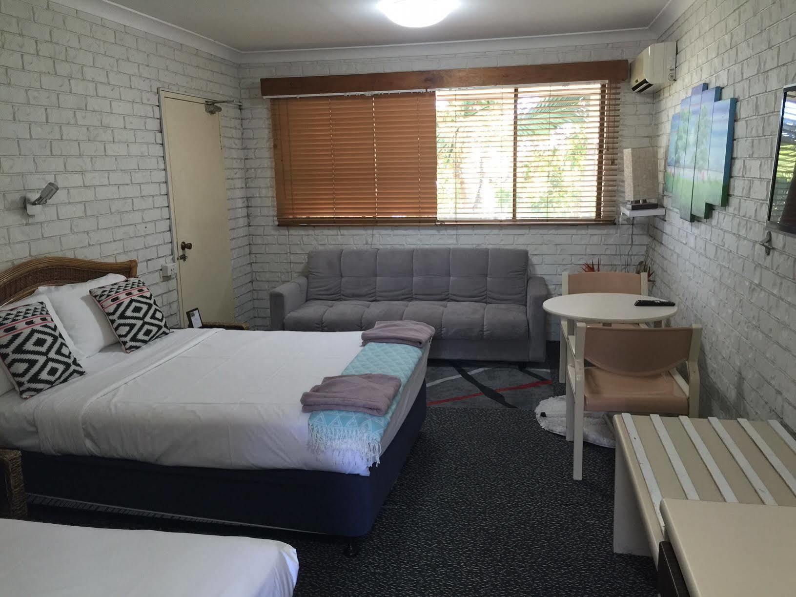 Holland Park 3*